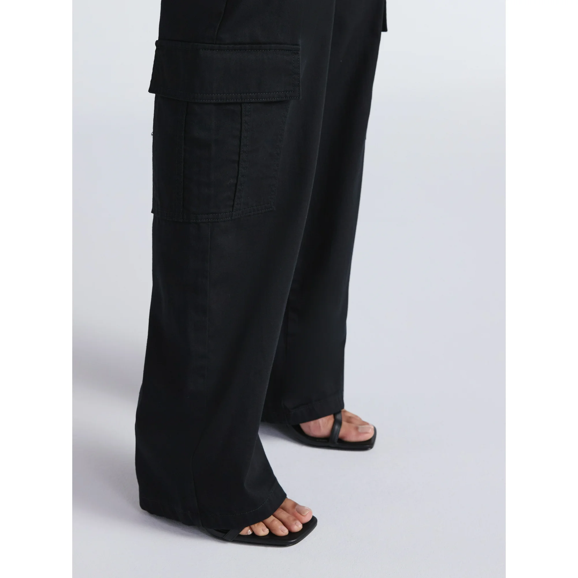 Sofia by Sofia Vergara Women's and Women's Plus Relaxed Straight Super High-Rise Cargo Jeans, 30.5", 32.5, and 34.5" Inseams, Sizes 0-28 - Image 2